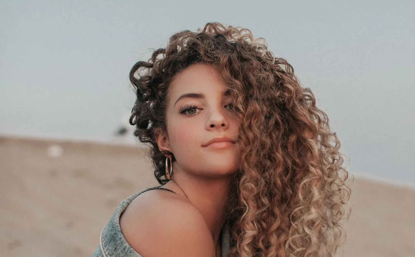 Sofie Dossi, Where Gravity Learns the Language of Glamour